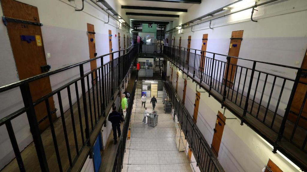 Clusters en prison : L’observatoire international des prisons explique que leur réduction passe par la « chute des populations carcérales »